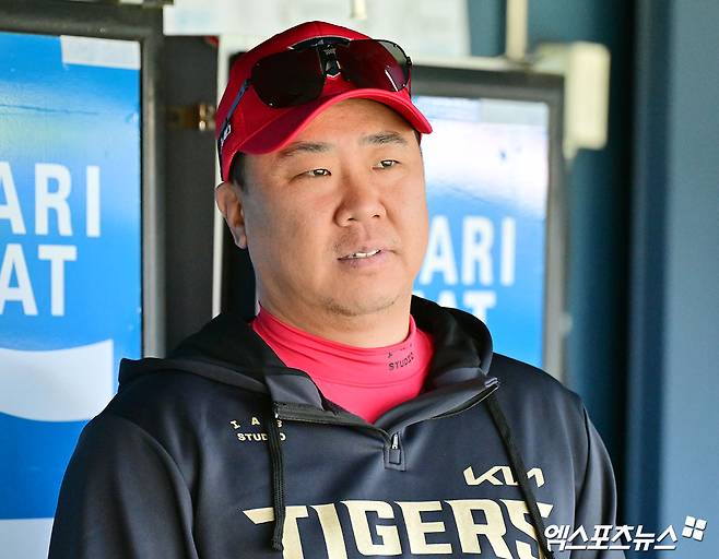 20일 오후 서울 송파구 잠실야구장에서 열리는 '2025 신한 SOL Bank KBO리그' KIA 타이거즈와 두산 베어스의 경기, KIA 이범호 감독이 선수들의 훈련을 지켜보고 있다. 엑스포츠뉴스 DB