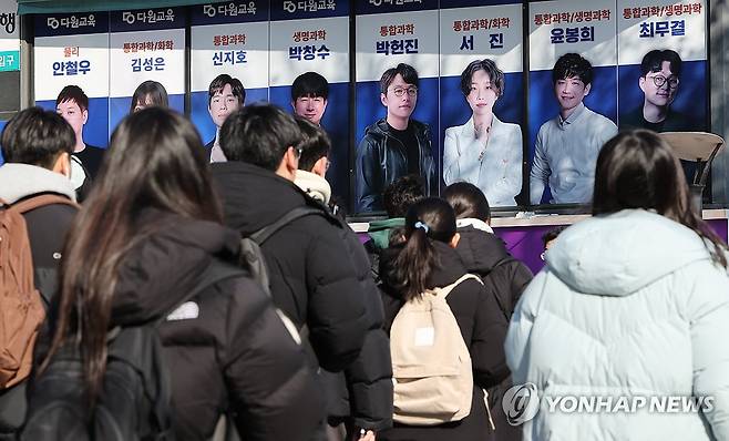 10년새 사교육비 총액 60% 늘어 (서울=연합뉴스) 이진욱 기자 = 학령인구 감소에도 최근 10년간 사교육비 총액은 60% 이상 증가했다. 특히 사교육 저연령화가 심해지면서 전체 초등학생 사교육비 증가율이 중·고등학생을 크게 웃돌았다. 사진은 지난 4일 서울 강남구 대치동 학원가 모습. 2026.1.13 cityboy@yna.co.kr