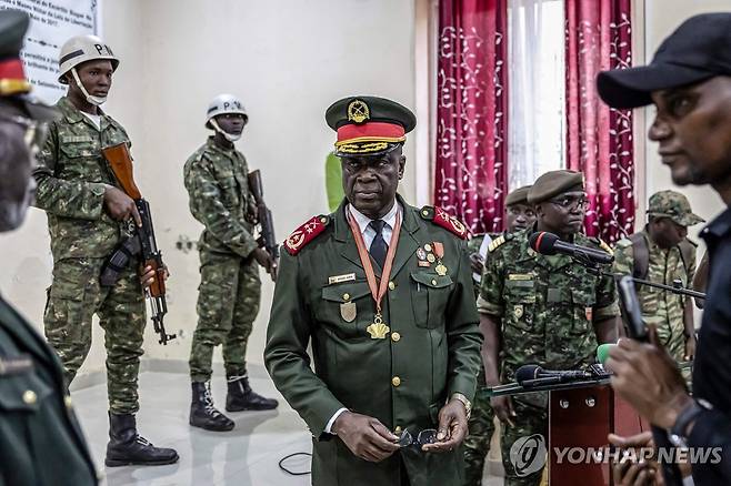 호르타 엔타(가운데) 기니비사우 신임 군정 수반과 지도부 [AFP 연합뉴스 자료사진. 재판매 및 DB 금지]