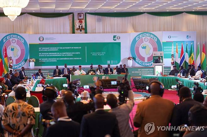 작년 12월 14일 나이지리아 아부자에서 열린 제68차 서아프리카경제공동체 정상회의 [로이터 연합뉴스 자료사진. 재판매 및 DB 금지]