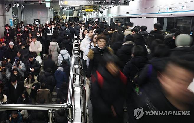 붐비는 지하철 출근길 (서울=연합뉴스) 신준희 기자 =  서울 시내버스 노동조합이 무기한 전면파업에 돌입한 13일 오전 서울 지하철 3,4호선 충무로역이 출근길 시민들로 붐비고 있다. 2026.1.13 hama@yna.co.kr