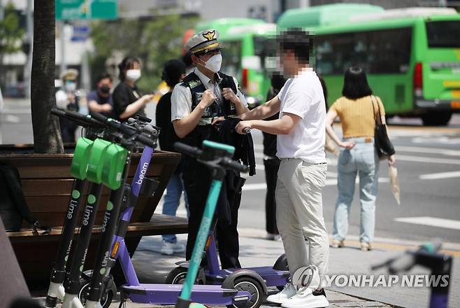 전동 킥보드 운전 관련 단속 첫날 본 기사 내용과 관련 없음. [연합뉴스 자료사진]