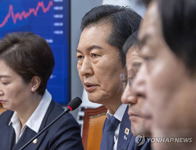 최고위원회의에서 발언하는 정청래 대표 (서울=연합뉴스) 황광모 기자 = 더불어민주당 정청래 대표가 12일 국회에서 열린 최고위원회의에서 발언하고 있다. 2026.1.12 hkmpooh@yna.co.kr