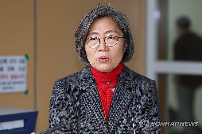 사전투표 마친 국민의힘 수원정 이수정 후보 (수원=연합뉴스) 서대연 기자 = 제22대 국회의원선거 수원정에 출마한 국민의힘 이수정 후보가 2024년 4월 5일 오전 경기도 수원시 광교1동행정복지센터에 마련된 사전투표소에서 투표를 마치고 소감을 밝히고 있다. 2024.4.5 dwise@yna.co.kr