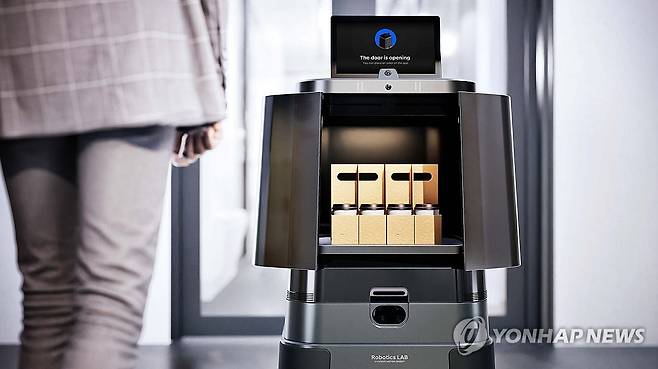 현대차·기아, 로봇이 스스로 판단하는 AI 칩 개발 완료 발표 (서울=연합뉴스) 현대차·기아는 미국 라스베이거스에서 열린 'CES 파운드리 2026'에 참가, AI 반도체 전문기업 딥엑스와의 협력을 통해 '온-디바이스 AI'를 위한 AI 칩을 개발 완료하고 양산을 위한 준비를 마쳤다고 9일 밝혔다. 사진은 현대차·기아 로보틱스랩의 달이 딜리버리. 2026.1.9 [현대자동차·기아 제공. 재판매 및 DB 금지] photo@yna.co.kr