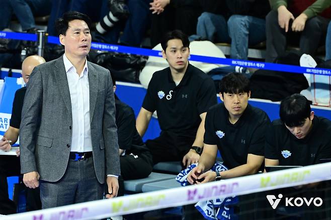경기 지켜보는 강성형 현대건설 감독(왼쪽) [한국배구연맹 제공. 재판매 및 DB 금지]