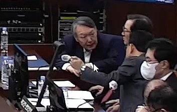 '내란 우두머리' 결심공판 출석한 윤석열 전 대통령 (서울=연합뉴스) 12·3 비상계엄 관련 내란 우두머리 혐의로 기소된 윤석열 전 대통령이 13일 서울 서초구 서울중앙지방법원 417호 형사대법정에서 열린 내란 우두머리 혐의 결심공판에 출석해 변호인들과 대화를 나누고 있다.
    이날 재판은 윤 전 대통령 측 서류증거(서증) 조사, 특검 측 최종의견과 구형, 변호인의 최종변론, 피고인 8명의 최후진술 순으로 이뤄질 예정이다. 2026.1.13 [서울중앙지법 제공. 재판매 및 DB 금지] photo@yna.co.kr