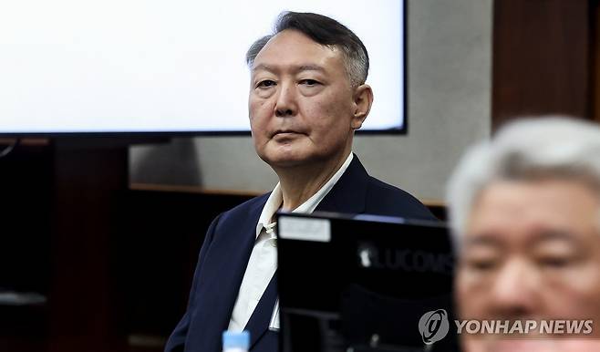 법정 출석한 윤석열 전 대통령  (서울=연합뉴스) 윤석열 전 대통령이 26일 서울 서초구 서울중앙지법에서 열린 특수공무집행방해, 직권남용 권리행사방해 등 혐의 사건 1차 공판에 출석해 있다. 2025.9.26 [사진공동취재단] photo@yna.co.kr