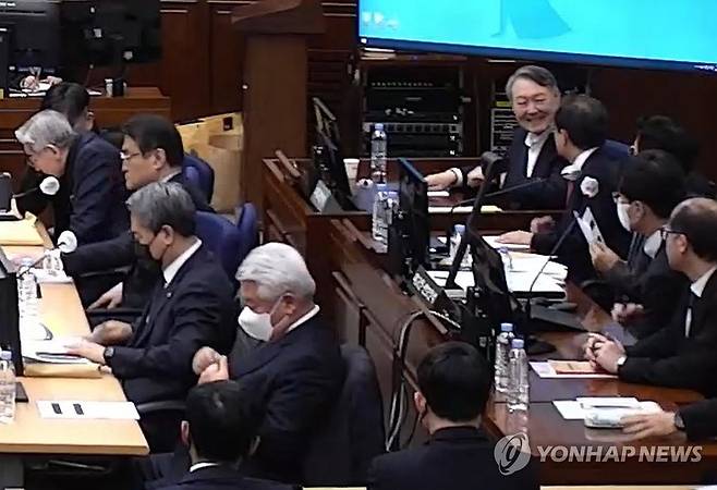 내란 우두머리 결심공판 중 웃음 보이는 윤석열 전 대통령 (서울=연합뉴스) 12·3 비상계엄 관련 내란 우두머리 혐의로 기소된 윤석열 전 대통령이 13일 서울 서초구 서울중앙지방법원 417호 형사대법정에서 열린 내란 우두머리 혐의 결심공판에서 변호인들과 대화하며 웃고 있다. 2026.1.13 [서울중앙지법 제공. 재판매 및 DB 금지] photo@yna.co.kr