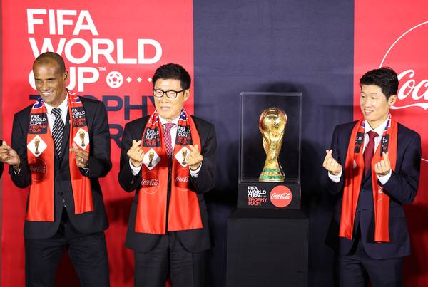 지난 2022 카타르 월드컵을 앞두고 전 세계 투어 중인 국제축구연맹(FIFA) 월드컵 트로피가 2022년 8월 24일 한국에 도착한 뒤 이날 오후 서울 여의도 더현대에서 공개되고 있다. 이날 히바우두 FIFA 글로벌 앰배서더(왼쪽부터), 차범근 전 감독, 박지성 전 국가대표가 트로피 공개 후 포즈를 취하고 있다. 2022.8.24 /연합뉴스