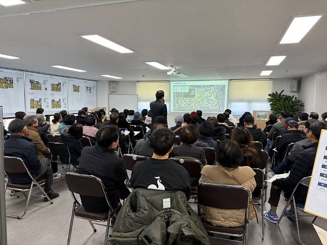 도마변동12구역 조합원 분양신청 안내 겸 사업 설명회에서 배선대 조합장이 발언하고 있다. 사진=조합 제공.
