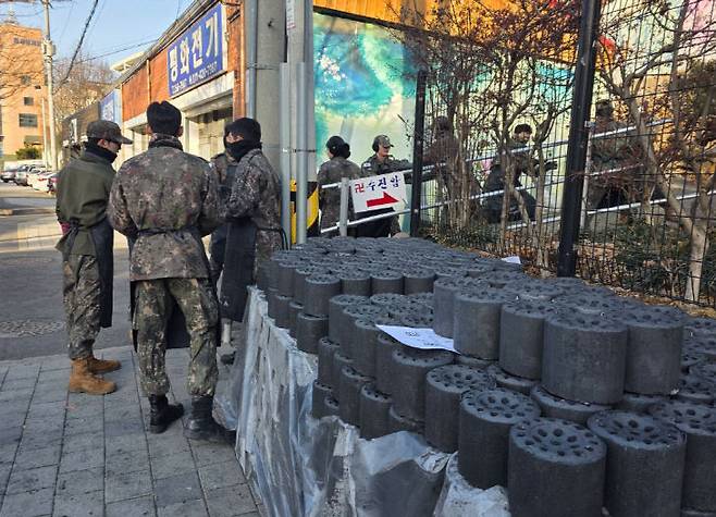 대전연탄은행이 국군간호사관생도 120여명과 1월 14일 대전 천동 산1번지에 연탄 800장을 배달하고 있다.&nbsp;사진=대전연탄은행