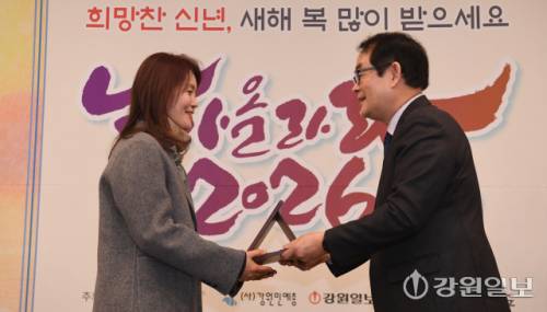 14일 춘천베어스호텔에서 열린 2026 강원일보 신춘문예 시상식에서 박진오 사장(오른쪽)이 황명숙 동화부문 당선자에게 상패를 전달하고 있다. 박승선기자