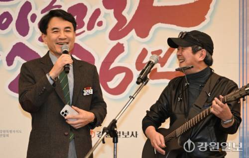 14일 춘천 베어스호텔에서 열린 2026 강원자치도 문화예술인신년교례회 및 강원일보 신춘문예 시상식에서 축하공연을 위해 초청된 가수 임지훈씨와 팬심을 드러낸 김진태 도지사가 함께 무대에 올라 노래를 부르고 있다. 박승선기자