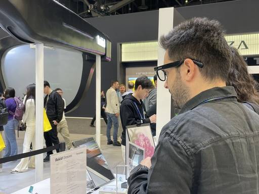지난 7일(현지시간) 미국 라스베이거스 세계 최대 가전·정보기술(IT) 전시회 CES 2026에 마련된 중국 스마트 안경 전문 기업 엑스리얼에서 참관객이 스마트 안경 체험하고 있다. /연합뉴스