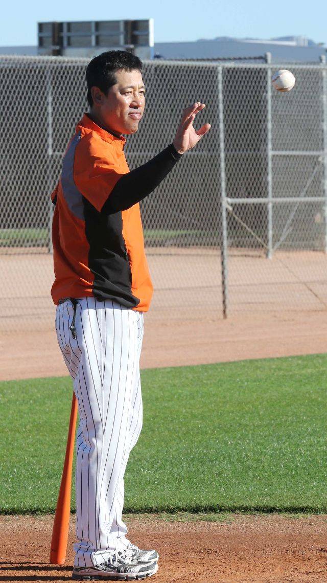 2017년 미국 애리조나주 피오리아 롯데자이언츠 스프링캠프에서 선수들을 지도하고 있는 김민재 코치. 부산일보DB