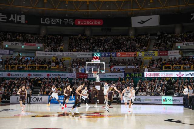 창원 LG 세이커스가 지난 10일 관중석이 가득 찬 창원체육관에서 고양 소노 스카이거너스와 경기를 펼치고 있다. 이날 창원체육관은 매진을 기록했다./KBL/