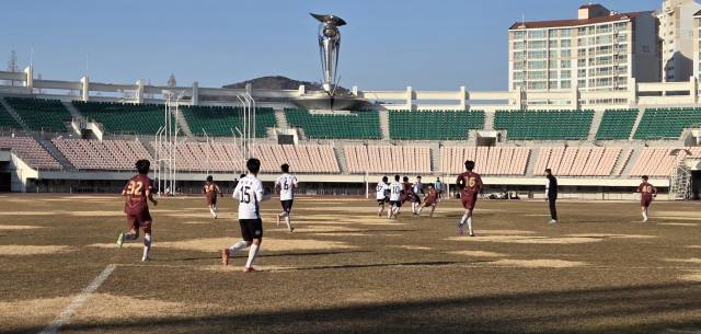 창원FC가 지난 13일 창원스포츠파크 주경기장에서 충남 선문대학교와 연습경기를 벌이고 있다.