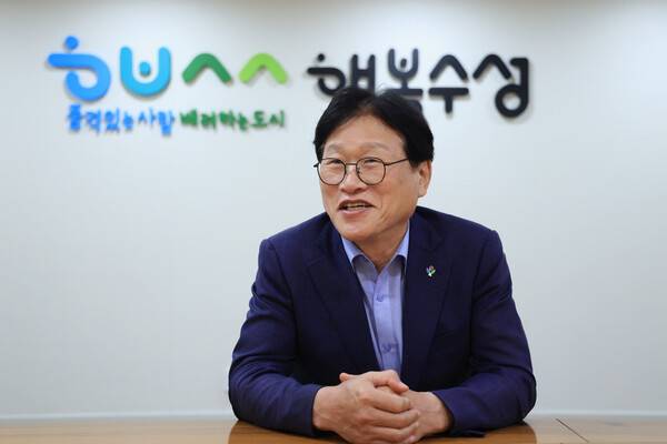 병오년을 맞이해 14일 구청장실에서 만난 김대권 수성구청장이 본보와 인터뷰 하고 있다. 대구 수성구청 제공&nbsp;