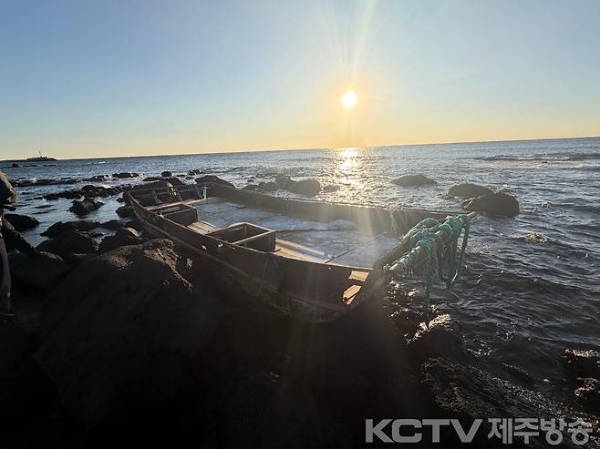 지난달 30일, 대정읍 신도 해안서 발견된 정체불명 나무배 (제공 : 제주해양경찰서)