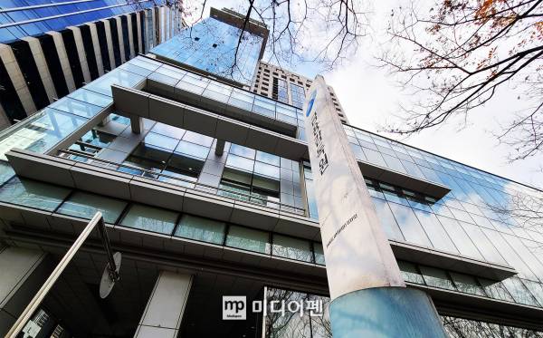 이재명 대통령이 지난 업무보고에서 금융권의 '부패한 이너서클'을 공개적으로 지적한 가운데, 금융감독원이 이달 중 국내 8대 은행지주사를 상대로 지배구조 관련 현황을 전수조사한다./사진=미디어펜 김상문 기자