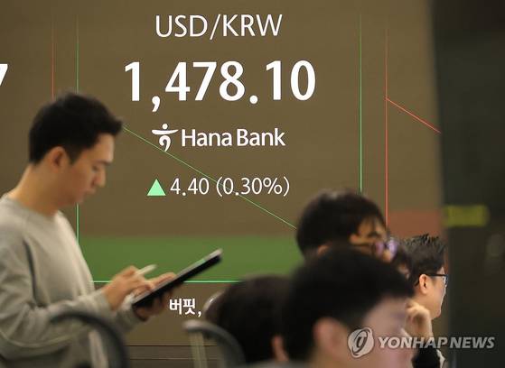 14일 서울 중구 하나은행 본점 딜링룸에서 직원이 증시와 환율을 모니터하고 있다. 이날 원/달러 환율은 일본 엔화 약세 속에 열흘째 상승세를 지속하며 1480원에 바짝 다가섰다. 〈사진=연합뉴스〉