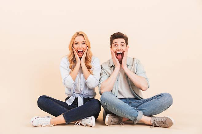 의자가 아닌 거실이나 방의 바닥에 앉는 것은 오히려 건강에 좋을 수 있다. 사진= 게티이미지뱅크