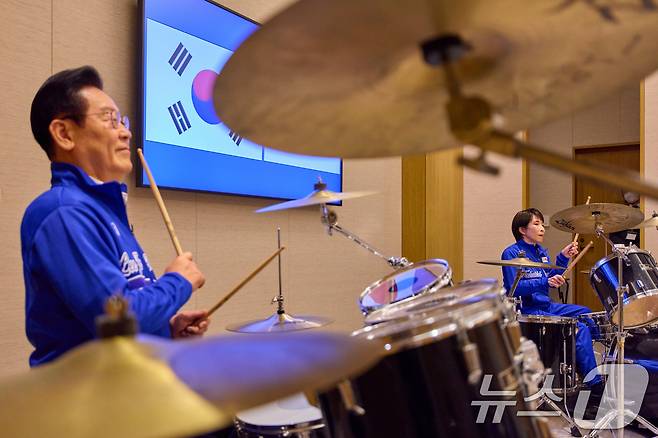 이재명 대통령과 다카이치 사나에 일본 총리가 13일 일본 나라현 회담에서 푸른색 유니폼을 함께 착용하고 즉석 드럼 협주를 하고 있다. 청와대는 이날 한일 정상회담과 관련해 "다카이치 총리가 이재명 대통령에게 드럼 스틱을 선물하고, 즉석에서 드럼 연주 방법을 직접 설명하며 합주를 이끌었다＂고 밝혔다. (공동취재) 2026.1.13/뉴스1 ⓒ News1 이재명 기자