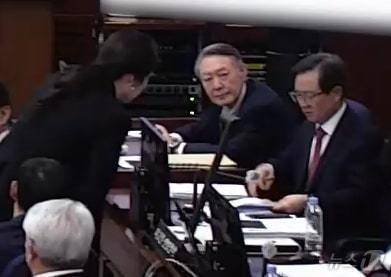 윤석열 전 대통령이 13일 오후 서울 서초구 서울중앙지방법원에서 진행된 내란 우두머리 혐의 2차 결심공판에 출석해 자리에 앉아 윤갑급 변호사와 김계리 변호사가 대화하는 모습을 바라보고 있다. (서울중앙지방법원 제공 영상 캡쳐. 재판매 및 DB 금지) 2026.1.13/뉴스1