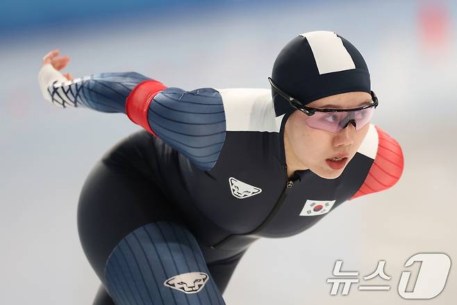 10일(현지시간) 중국 헤이룽장성 하얼빈 스피드 스케이트 오벌에서 열린 하얼빈 동계아시안게임 스피드 스케이팅 여자 3,000m에서 박지우가 질주하고 있다. 2025.2.10/뉴스1 ⓒ News1 이승배 기자
