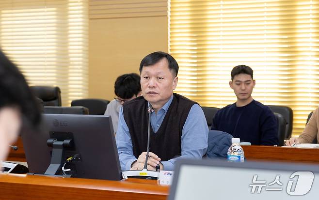 한국서부발전은 14일 충남 태안 본사에서 ‘재생에너지 사업 추진 방향 토론회’를 개최했다. 토론회에는 이정복 서부발전 사장(가운데)과 주요 경영진, 직원 등 30여명이 참석했다.(사진제공=서부발전)