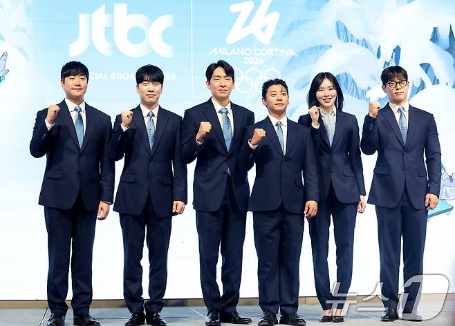 배성재(왼쪽부터), 성승헌 캐스터, 이승훈, 곽윤기, 김아랑, 윤성빈 해설위원이 14일 서울 영등포구 페어몬트 앰배서더 서울에서 열린 ‘2026 밀라노 코르티나 동계올림픽 JTBC 단독 중계’ 기자간담회에 참석해 포즈를 취하고 있다. 2026.1.14/뉴스1 ⓒ News1 권현진 기자