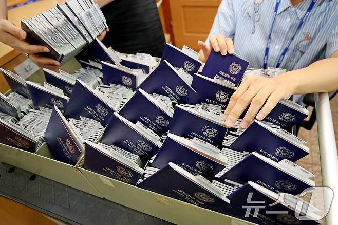 본격적인 휴가철을 앞두고 여권 발급 신청이 급증하고 있다. 15일 오전 대구 달서구청 민원실 여권 교부처에서 담당 직원이 신규 발급된 여권을 정리하고 있다. 2025.7.15/뉴스1 ⓒ News1 공정식 기자