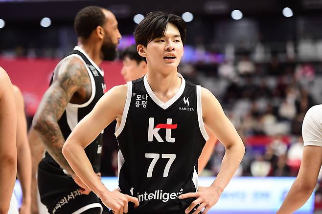 수원 KT '루키' 강성욱이 14일 수원KT소닉붐아레나에서 열린 2025-26 프로농구 부산 KCC전에서 20점 6어시스트 4스틸로 활약했다. (KBL 제공)
