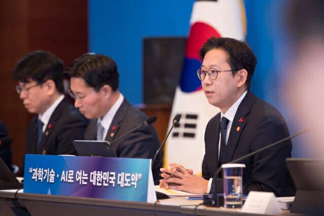 배경훈 부총리겸 과학기술정보통신부 장관이 14일 열린 '우주항공청, 과학기술원, 정보통신기술분야 업무보고'에서 발언 중이다. (사진=과기정통부)
