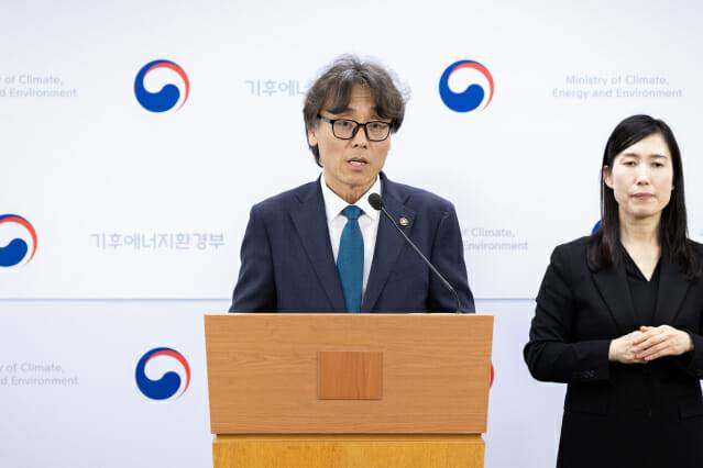 금한승 기후에너지환경부 제1차관이 14일 정부세종청사에서 열린 ‘기후에너지환경부 환경분야 산하기관 업무보고’ 사후 브리핑을 하고 있다.