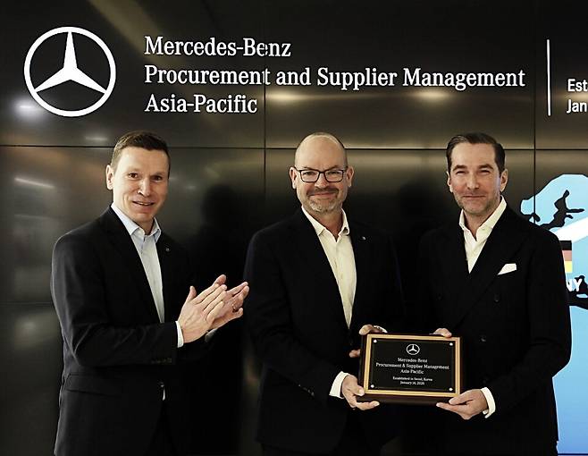 (왼쪽부터) 마티아스 바이틀 메르세데스-벤츠 코리아 대표이사, 요르그 부르저 메르세데스-벤츠 그룹 AG 최고기술책임자, 슈테펜 마우어스베르거 아태지역 구매 및 협력사 품질관리 부사장이 14일 열린 메르세데스-벤츠 아태지역 구매 및 협력사 품질관리 조직 출범 행사에서 기념 촬영을 하고 있다.