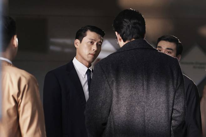 메이드인코리아 오늘 최종화 공개, “5회까지 미친듯이 봤다!” 백기태 vs 장건영 대결의 결말은? 디즈니+ 오리지널 시리즈 <메이드 인 코리아>가 오늘 최종 6회를 공개한다. 1970년대 대한민국을 배경으로 부와 권력의 정점을 향해 질주하는 ‘백기태’(현빈)와 그를 집요하게 추적하는 검사 ‘장건영’(정우성)의 치열한 대결이 드디어 결말을 맞는다. 공개된 예고 스틸에서는 영장을 든 장건영과 여유로운 백기태의 대치, 서로를 몰아붙이는 두 인물의 팽팽한 신경전이 포착돼 긴장감을 고조시킨다. “5화까지 미친듯이 봤다”, “비교도 안 될 정도로 역대급 드라마” 등 국내외 시청자들의 뜨거운 반응 속에 예측 불가한 최종회에 대한 기대감이 높아지고 있다. 우민호 감독이 연출한 이 작품은 현빈, 정우성, 우도환, 조여정 등 화려한 캐스팅을 자랑하며, 총 6개 에피소드로 오직 디즈니+에서 만나볼 수 있다. ​​​​​​​​​​​​​​​​‘메이드인코리아’ 오늘 결말 (사진=디즈니+)