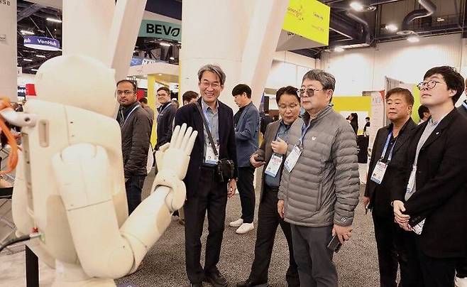 이수그룹 김상범 회장이 CES 2026에서 피지컬 AI&nbsp;기업 부스를 둘러보고 있다.&nbsp;김상범 회장(오른쪽 세번째)과&nbsp;㈜이수 김세민 대표이사(오른쪽 첫번째). / 사진=이수그룹