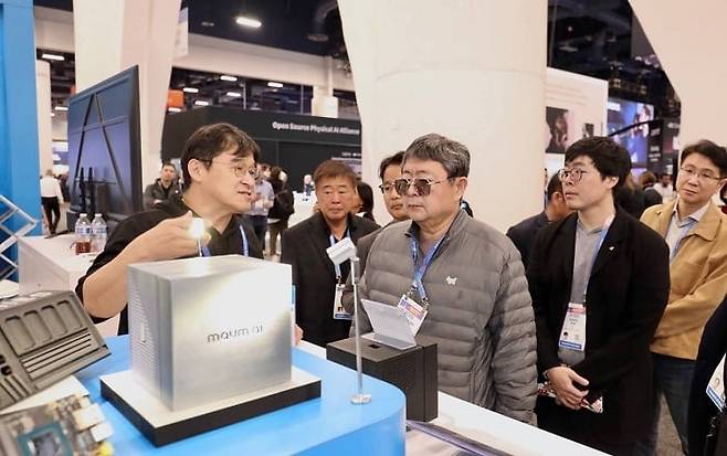 이수그룹 김상범 회장이 CES 2026에서 피지컬 AI&nbsp;국내 기업 부스를 둘러보고 있다.&nbsp;김상범 회장오(른쪽 세번째)과&nbsp;㈜이수 김세민 대표이사(오른쪽 두번째) /사진=이수그룹