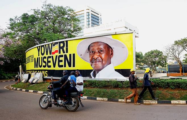 오는 15일(현지 시각) 열리는 우간다 대통령 선거에서 7선에 도전하는 요웨리 무세베니 현 대통령의 홍보 포스터. /연합뉴스