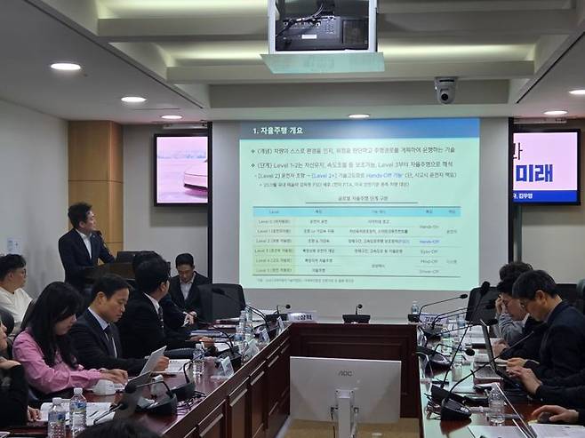 14일 오전 서울 여의도 국회의원회관에서 최진욱 산업은행 산업기술리서치센터 융합모빌리티팀 팀장이 '첨단주행보조시스템, 자율주행시스템의 세계 동향'을 주제로 발표하 있다. ⓒ데일리안 정진주 기자