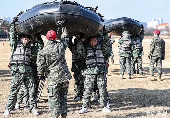 13일 오전 경북 포항시 해병대 훈련장 일대에서 열린 2026년 겨울 해병대 캠프에서 참가자들이 IBS(소형 상륙정) 도수 운반을 훈련하고 있다. 포항=이한결 기자 always@donga.com