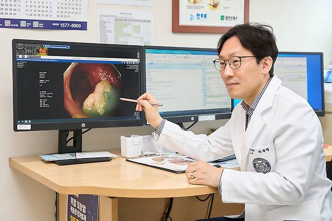 차재명 강동경희대병원 건강센터장이 앞으로는 조직검사를 통해 암을 진단하는 조직생검에서 피검사를 통해 암을 진단할 수 있는 액체생검으로 넘어갈 것이라고 전망하고 있다. 또 액체생검 기술을 암뿐만 아니라 신경퇴행성 질환, 자가면역 질환 등 다른 중증 질환의 초기 진단 및 모니터링에도 적용될 것으로 보고 있다. 강동경희대병원 제공