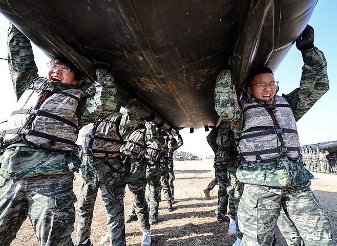 13일 오전 경북 포항시 해병대 훈련장 일대에서 열린 2026년 겨울 해병대 캠프에서 참가자들이 IBS(소형 상륙정) 도수 운반을 훈련하고 있다. 포항=이한결 기자 always@donga.com