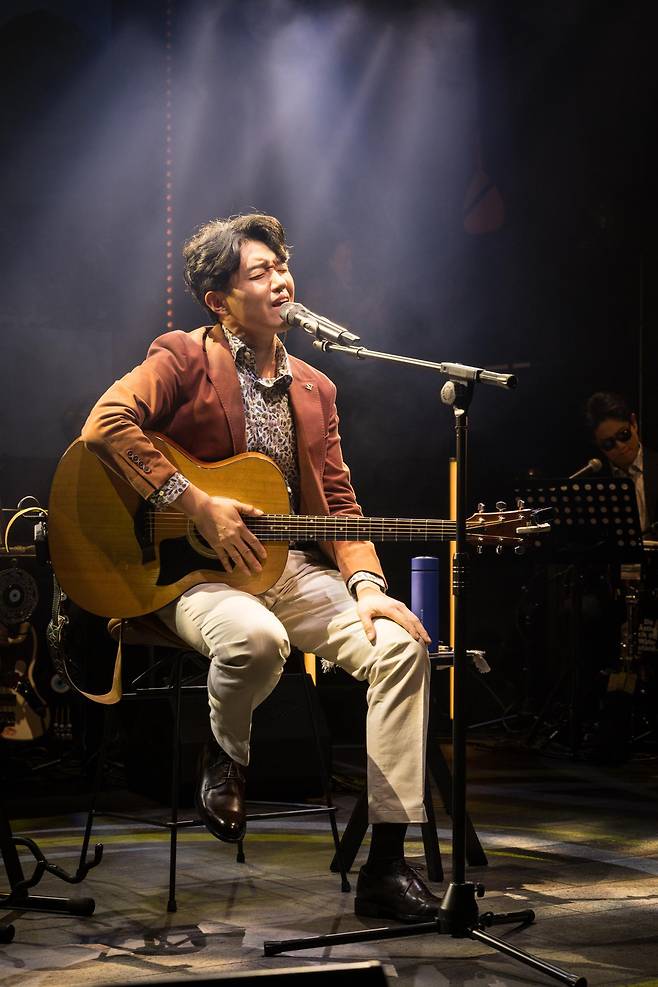 연극 ‘터키 블루스’에서 주혁을 생각하며 작은 콘서트를 연 시완(김다흰). 연우무대 제공