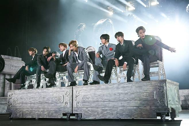 방탄소년단(BTS) 슈가(왼쪽부터), 정국, 제이홉, RM, 뷔, 진, 지민이 29일 오후 서울 송파구 잠실 올림픽 주경기장에서 열린 ‘러브 유어셀프: 스피크 유어셀프 [더 파이널] (LOVE YOURSELF: SPEAK YOURSELF [THE FINAL])‘ 콘서트에 출연해 화려한 공연을 선보이고 있다. 2019.10.29 빅히트 제공