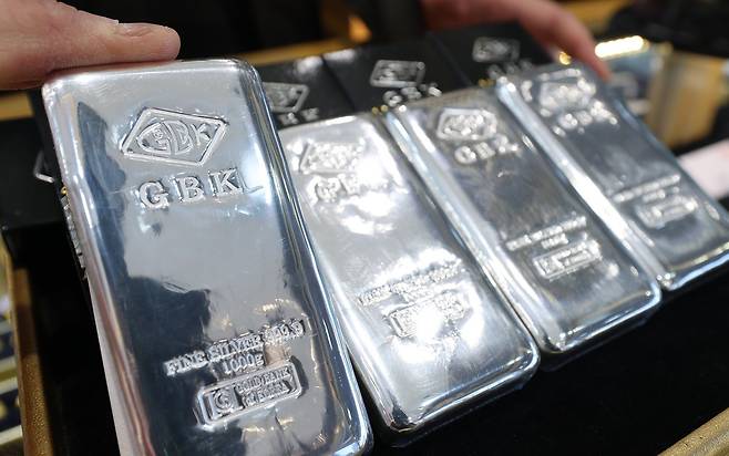 (서울=뉴스1)  안전자산 수요로 금·은 시세가 급등하는 가운데 7일 서울 종로구의 한 귀금속 매장에 실버바가 진열돼 있다.   이날(한국시각 7일 새벽 6시 기준) 2월물 국제 금값은 t온스당 4503.5 달러로 1.17% 올랐고, 3월물 국제 은값은 t온스당 81.205 달러로 5.93% 급등했다.  2026.1.7/