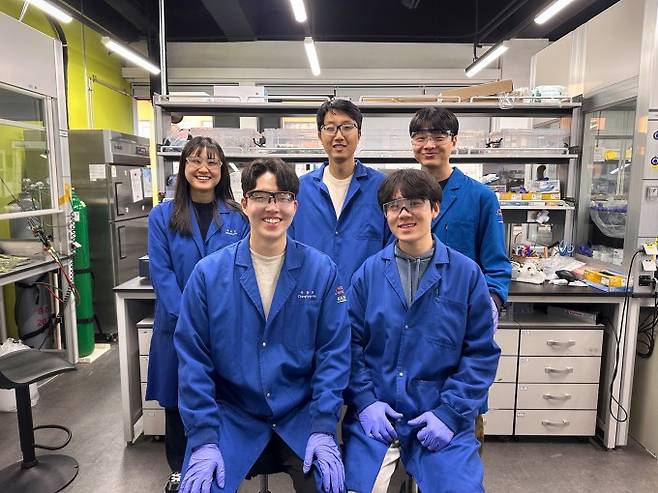앞줄 왼쪽부터 주창현 KAIST 공동 1저자, 연성범 공동 1저자, 뒷줄 왼쪽부터 하재영, 조힘찬 교수, 장재동. KAIST 제공