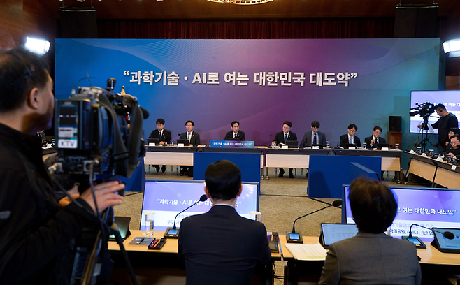 14일 오전 서울 중구 서울중앙우체국에서 열린 '우주항공청, 과학기술원, 정보통신기술분야 업무보고' 에서 배경훈 부총리 겸 과학기술정보통신부 장관이 발언하고 있다. 이날 우주항공청, 한국항공우주연구원, 한국천문연구원, 한국과학기술원, 광주과학기술원, 대구경북과학기술원, 울산과학기술원,정보통신산업진흥원, 한국지능정보사회진흥원, 한국인터넷진흥원, 정보통신기획평가원, 한국데이터산업진흥원, 국립전파연구원, 중앙전파관리소, 한국방송통신전파진흥원 등이 업무보고를 실시했다